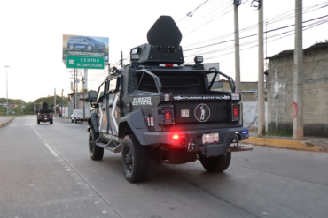 Unidad blindada del Grupo Especial Tabscoob circula durante operativo de seguridad en Centro, Tabasco.