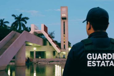 Fotoarte conceptual de un elemento de la Guardia Estatal observando el Mirador de Las Águilas en el Parque Tomás Garrido Canabal de Villahermosa.