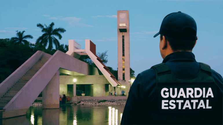 Fotoarte conceptual de un elemento de la Guardia Estatal observando el Mirador de Las Águilas en el Parque Tomás Garrido Canabal de Villahermosa.