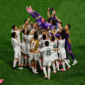 ugadores de la Selección Mexicana alzan a Guillermo Ochoa en el Estadio Ciudad de México tras el triunfo 3-0 ante Chequia que cerró la Fase de Grupos con paso perfecto, Mundial 2026