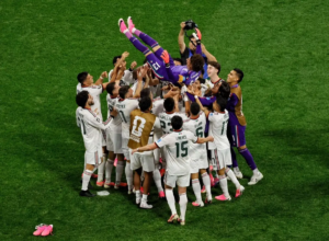 ugadores de la Selección Mexicana alzan a Guillermo Ochoa en el Estadio Ciudad de México tras el triunfo 3-0 ante Chequia que cerró la Fase de Grupos con paso perfecto, Mundial 2026