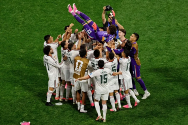 ugadores de la Selección Mexicana alzan a Guillermo Ochoa en el Estadio Ciudad de México tras el triunfo 3-0 ante Chequia que cerró la Fase de Grupos con paso perfecto, Mundial 2026