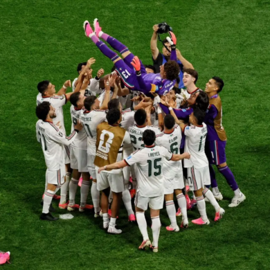 ugadores de la Selección Mexicana alzan a Guillermo Ochoa en el Estadio Ciudad de México tras el triunfo 3-0 ante Chequia que cerró la Fase de Grupos con paso perfecto, Mundial 2026