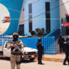 Elementos de la FIRT Olmeca y policías retiran una cámara de videovigilancia de la fachada de la Iglesia Presbiteriana Nueva Jerusalén en Villahermosa, Tabasco, durante el operativo Halcón Ciego.