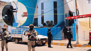 Elementos de la FIRT Olmeca y policías retiran una cámara de videovigilancia de la fachada de la Iglesia Presbiteriana Nueva Jerusalén en Villahermosa, Tabasco, durante el operativo Halcón Ciego.