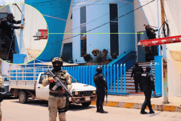 Elementos de la FIRT Olmeca y policías retiran una cámara de videovigilancia de la fachada de la Iglesia Presbiteriana Nueva Jerusalén en Villahermosa, Tabasco, durante el operativo Halcón Ciego.