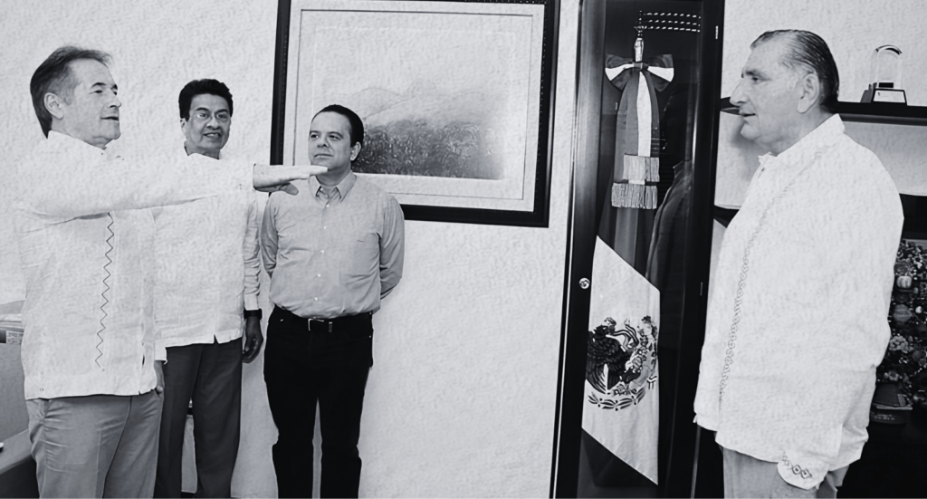 Hernán Bermúdez Requena participa en una reunión oficial durante el gobierno de Adán Augusto López Hernández.