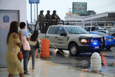 Contenedores con combustible asegurado durante un operativo contra el traslado ilegal de hidrocarburos en Tabasco.