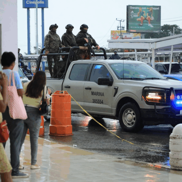 Contenedores con combustible asegurado durante un operativo contra el traslado ilegal de hidrocarburos en Tabasco.