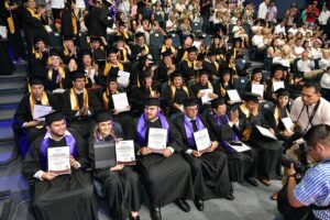 Egresadas y egresados del IAP Tabasco durante la ceremonia que reconoce a una nueva generación comprometida con el desarrollo del estado.