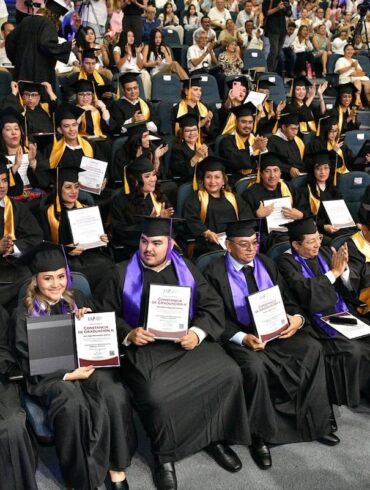 Egresadas y egresados del IAP Tabasco durante la ceremonia que reconoce a una nueva generación comprometida con el desarrollo del estado.