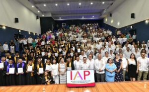 Ceremonia de graduación del Instituto de Administración Pública de Tabasco con egresados y autoridades estatales.