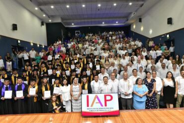 Ceremonia de graduación del Instituto de Administración Pública de Tabasco con egresados y autoridades estatales.