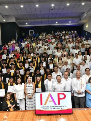 Ceremonia de graduación del Instituto de Administración Pública de Tabasco con egresados y autoridades estatales.