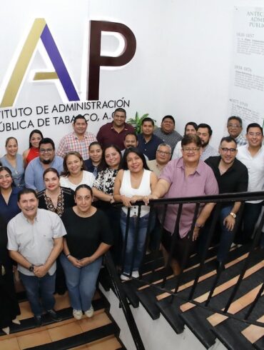 Alumnas y alumnos de la Maestría en Derecho para la Administración Pública del IAP Tabasco durante la conclusión de la asignatura La Estructura del Poder Judicial.