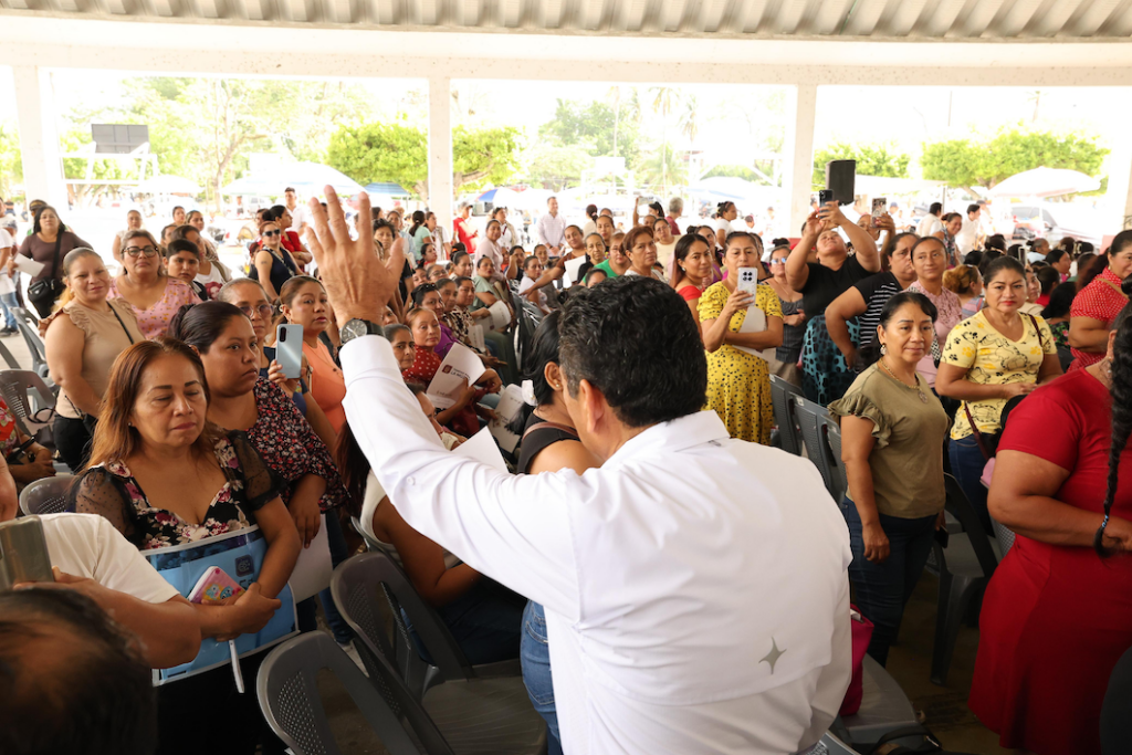 Javier May Rodríguez saluda a beneficiarias durante la entrega de apoyos del programa Tandas para la Mujer en Cárdenas.