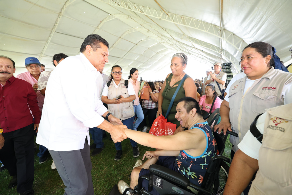 Javier May conversa con un beneficiario durante la entrega de apoyos alimentarios en Nacajuca.