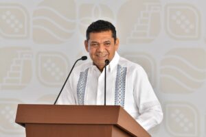 Javier May Rodríguez durante una conferencia de prensa donde defendió la inversión pública estatal y anunció avances para definir el precio de garantía del cacao en Tabasco.