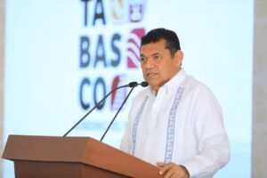 Javier May durante conferencia acompañado por deportistas tabasqueños destacados.