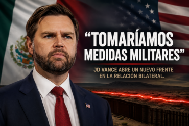 El vicepresidente de Estados Unidos, JD Vance, sobre un fondo con las banderas de México y Estados Unidos, durante una gráfica editorial sobre sus declaraciones acerca de posibles acciones militares contra cárteles mexicanos.