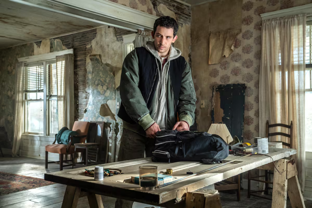 Josh O'Connor en una escena oscura y tensa de El día de la revelación de Steven Spielberg