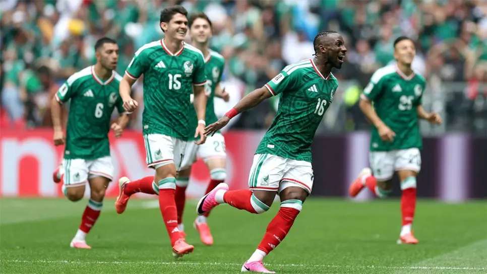 Julián Quiñones con el dorsal 16 celebra un gol con la Selección Mexicana en el Mundial 2026 rodeado de sus compañeros en playera verde