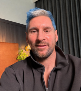 Leo Messi utiliza ChatGPT Images para crear una imagen inspirada en los colores de Argentina durante su colaboración con OpenAI.