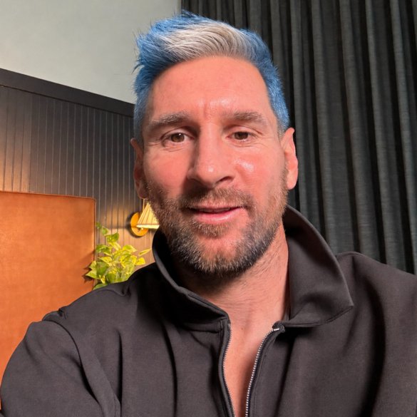 Leo Messi utiliza ChatGPT Images para crear una imagen inspirada en los colores de Argentina durante su colaboración con OpenAI.
