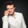 Luis Miguel durante una presentación mientras surgen reportes sobre su presunta hospitalización en Nueva York.