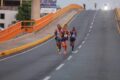 Corredores del Medio Maratón de Villahermosa avanzan por un puente urbano durante la prueba de 21 kilómetros.