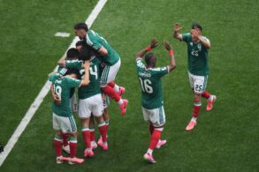 Jugadores de la Selección Mexicana celebran la victoria sobre Sudáfrica en el partido inaugural del Mundial 2026 en el Estadio Azteca.