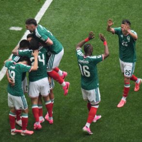 Jugadores de la Selección Mexicana celebran la victoria sobre Sudáfrica en el partido inaugural del Mundial 2026 en el Estadio Azteca.