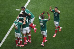 Jugadores de la Selección Mexicana celebran la victoria sobre Sudáfrica en el partido inaugural del Mundial 2026 en el Estadio Azteca.