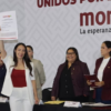 Aspirante de Morena levanta su constancia de registro durante el inicio del proceso interno para definir coordinaciones estatales rumbo a las elecciones de 2027, en un acto encabezado por dirigentes nacionales del partido.