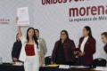 Aspirante de Morena levanta su constancia de registro durante el inicio del proceso interno para definir coordinaciones estatales rumbo a las elecciones de 2027, en un acto encabezado por dirigentes nacionales del partido.