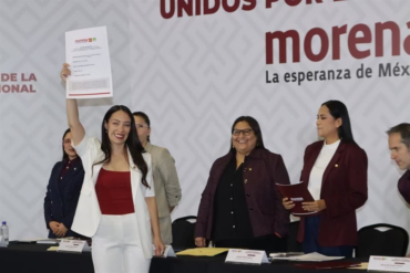 Aspirante de Morena levanta su constancia de registro durante el inicio del proceso interno para definir coordinaciones estatales rumbo a las elecciones de 2027, en un acto encabezado por dirigentes nacionales del partido.