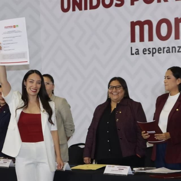 Aspirante de Morena levanta su constancia de registro durante el inicio del proceso interno para definir coordinaciones estatales rumbo a las elecciones de 2027, en un acto encabezado por dirigentes nacionales del partido.