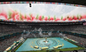 Ceremonia inaugural del Mundial 2026 en el Estadio Ciudad de México con escenario central de FIFA y tribunas llenas.