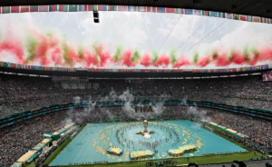 Ceremonia inaugural del Mundial 2026 en el Estadio Ciudad de México con escenario central de FIFA y tribunas llenas.