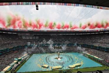 Ceremonia inaugural del Mundial 2026 en el Estadio Ciudad de México con escenario central de FIFA y tribunas llenas.