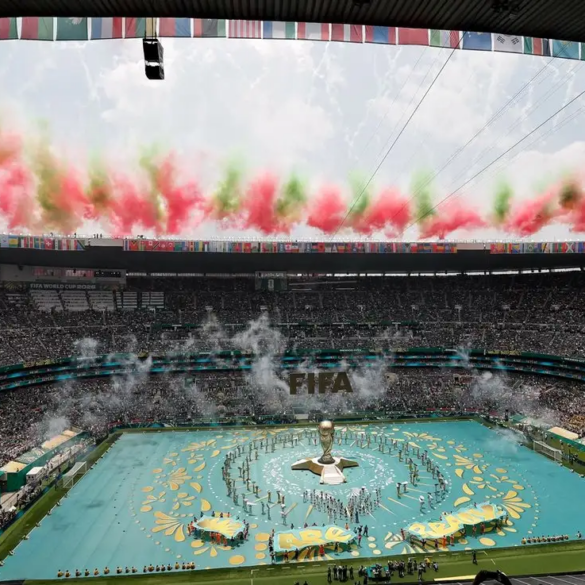 Ceremonia inaugural del Mundial 2026 en el Estadio Ciudad de México con escenario central de FIFA y tribunas llenas.