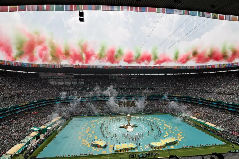 Ceremonia inaugural del Mundial 2026 en el Estadio Ciudad de México con escenario central de FIFA y tribunas llenas.