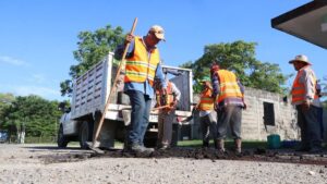 Trabajos de bacheo y mantenimiento eléctrico en Nacajuca para mejorar vialidades y servicios básicos en Tabasco.