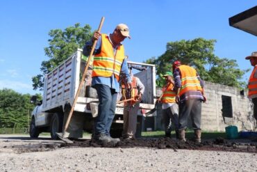 Trabajos de bacheo y mantenimiento eléctrico en Nacajuca para mejorar vialidades y servicios básicos en Tabasco.