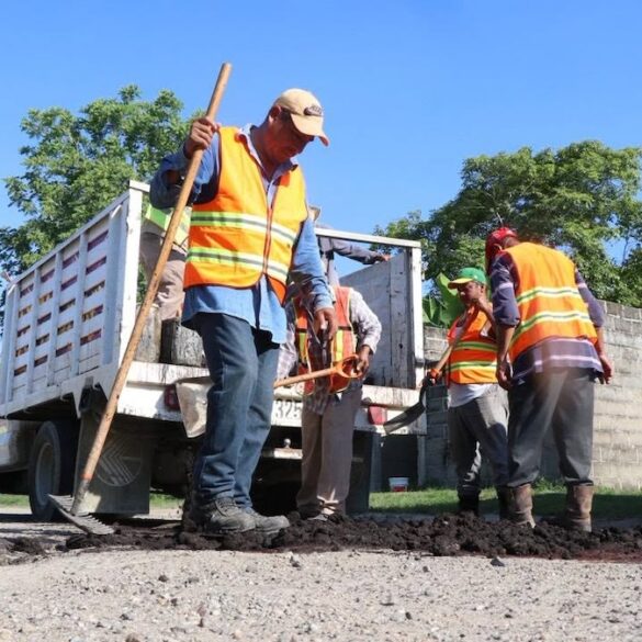 Trabajos de bacheo y mantenimiento eléctrico en Nacajuca para mejorar vialidades y servicios básicos en Tabasco.