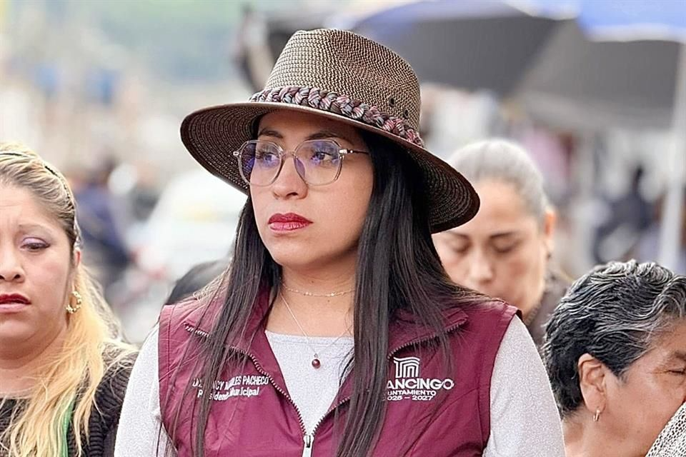 Nancy Nápoles Pacheco con chaleco institucional del Ayuntamiento de Tenancingo durante un recorrido de campo