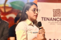 Nancy Nápoles Pacheco, presidenta municipal de Tenancingo, habla con micrófono en mano durante un acto oficial del ayuntamiento