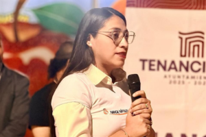 Nancy Nápoles Pacheco, presidenta municipal de Tenancingo, habla con micrófono en mano durante un acto oficial del ayuntamiento