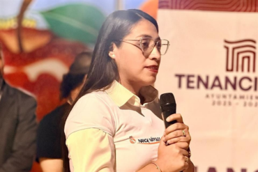 Nancy Nápoles Pacheco, presidenta municipal de Tenancingo, habla con micrófono en mano durante un acto oficial del ayuntamiento