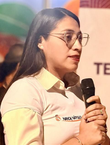 Nancy Nápoles Pacheco, presidenta municipal de Tenancingo, habla con micrófono en mano durante un acto oficial del ayuntamiento